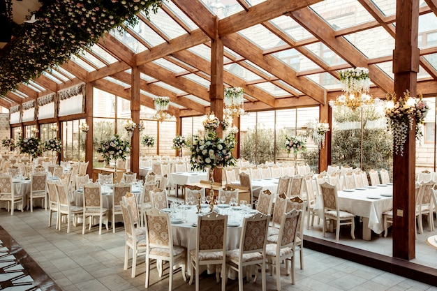 Salão de festas do restaurante enfeitado com flores