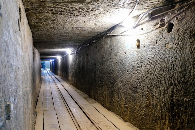 Salão de pedra extenso escuro de uma mina abandonada