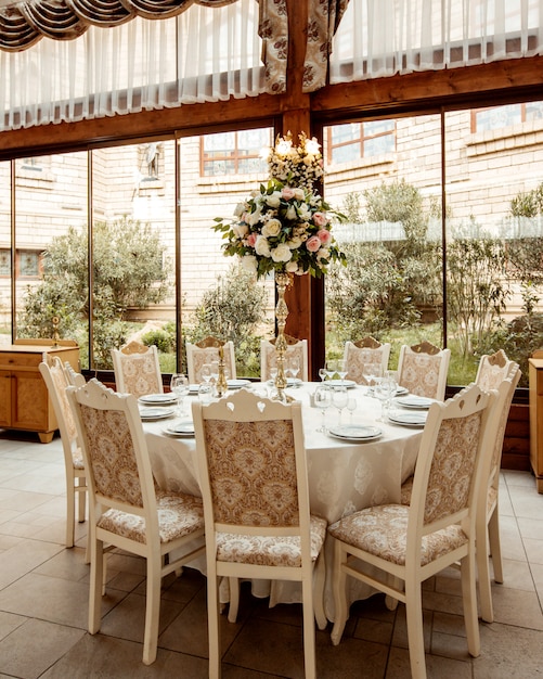 Salão de restaurante e mesa enfeitada com flores
