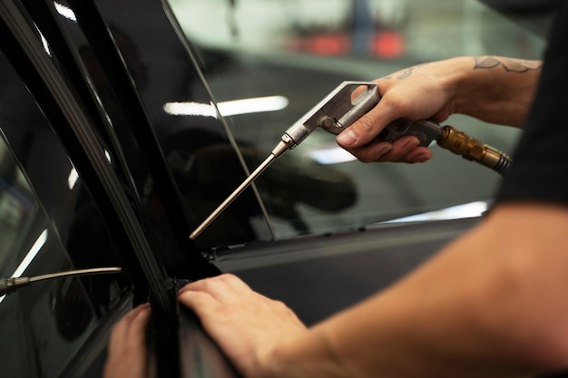 Foto grátis salão de serviço automático doign embrulho de carro