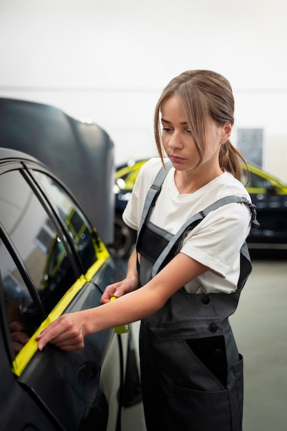 Salão de serviço automático doign embrulho de carro