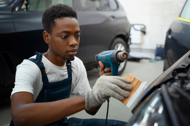 Salão de serviço automático doign embrulho de carro