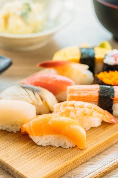 Foto grátis salmão atum camarão e outros carne sushi maki