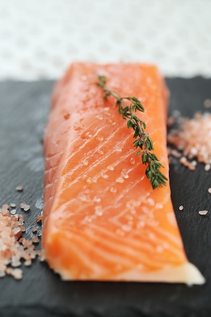 Foto grátis salmão cru com sal rosa e alecrim