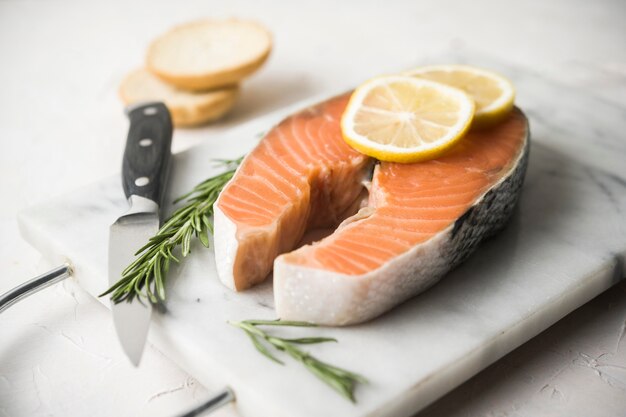 Salmão delicioso com ervas e limão