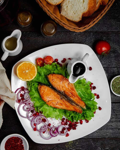 salmão frito com cebola, limão e molho