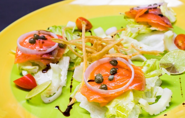 Salmão fumado com salada fresca.