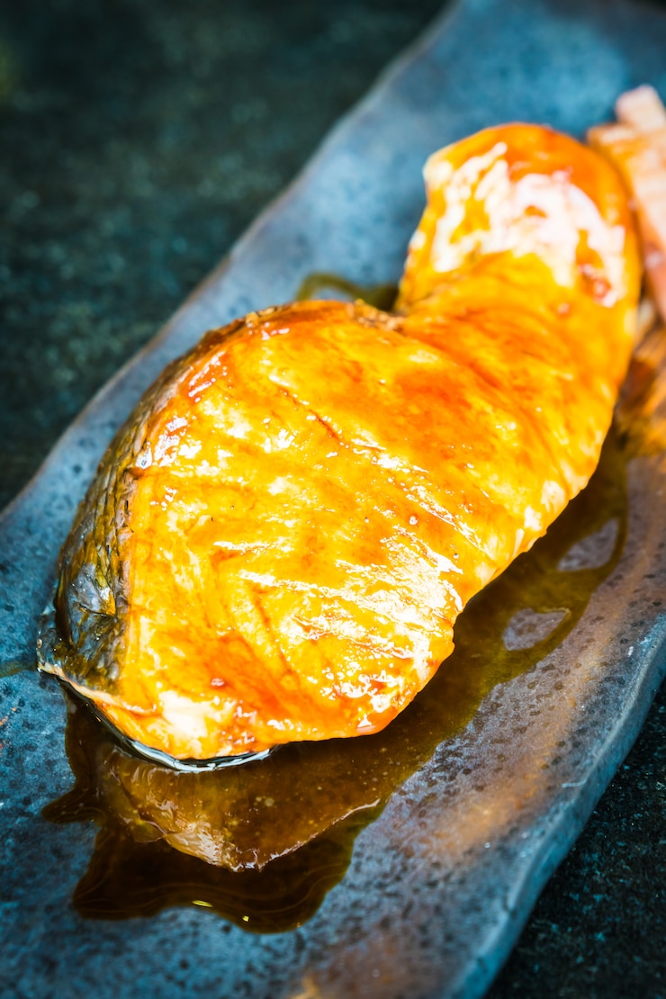 Foto grátis salmão grelhado com molho doce teriyaki