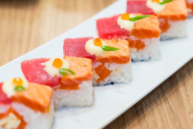 Salmão queimado e atum nigiri