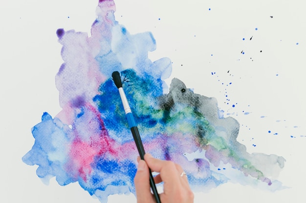 Salpicos abstratos de aquarela colorida e tinta azul