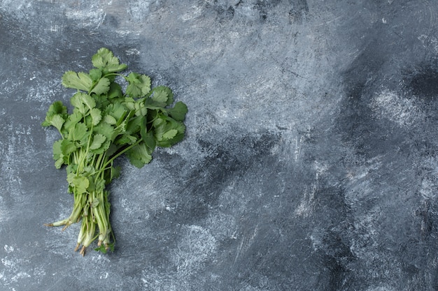 Salsa verde fresca sobre fundo de mármore.