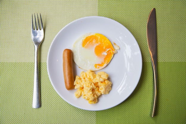 Salsicha com ovo pequeno-almoço conjunto - conceito de comida de pequeno-almoço