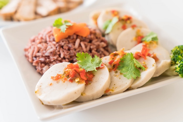 Foto grátis salsicha de porco e molho picante com arroz de baga