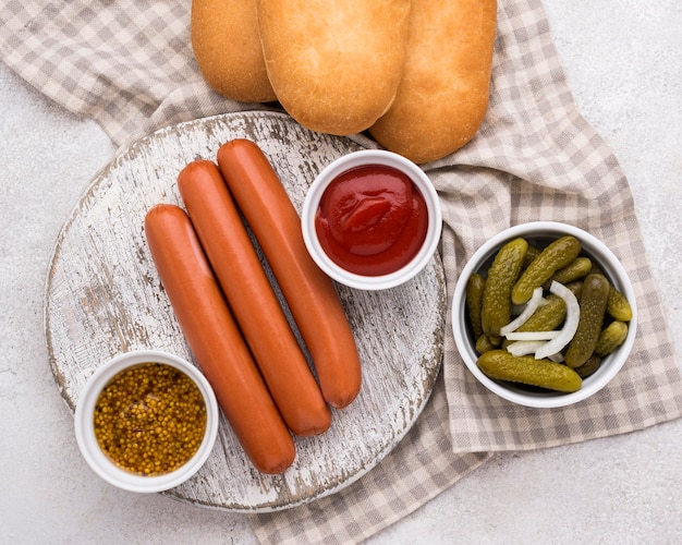 Salsicha plana com pãezinhos e molho