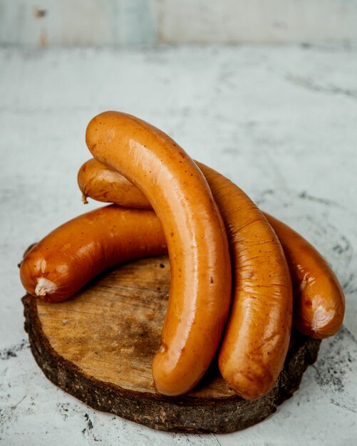 Salsichas defumadas na mesa de madeira