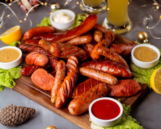 Foto grátis salsichas fritas mistas com ketchup e mostarda