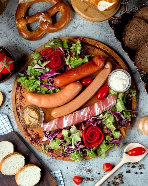 Salsichas misturadas na mesa com pão