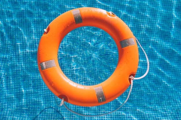 Foto grátis salva-vidas na piscina