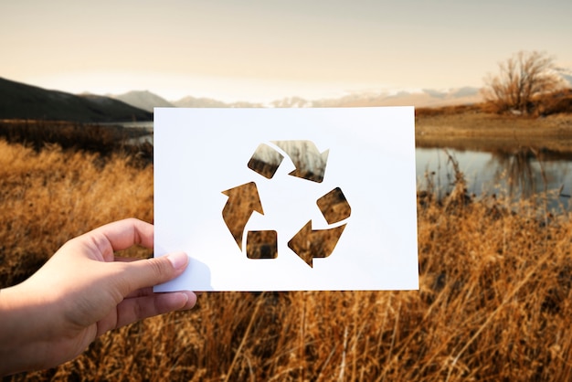 Foto grátis salve o mundo ecologia conservação ambiental papel perfurado reciclar