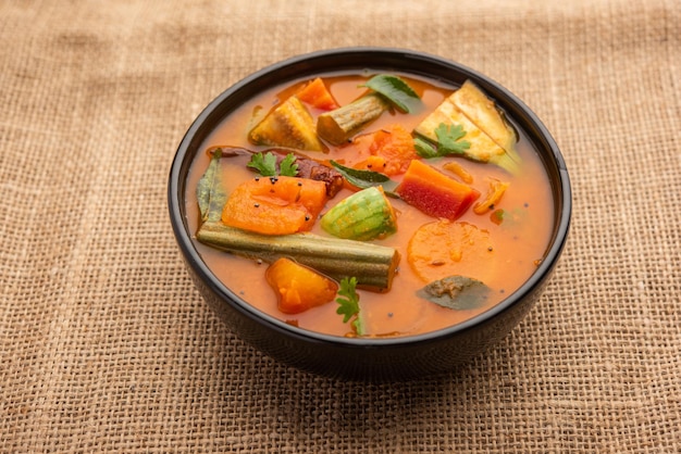 Sambar é um ensopado / sopa de vegetais à base de lentilha, cozinhado com feijão bóer e caldo de tamarindo. é popular na culinária do sul da índia e do sri lanka.