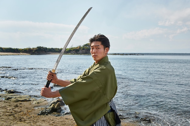 Samurai com espada na praia