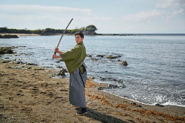 Samurai com espada na praia