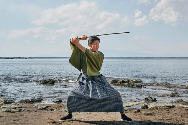 Samurai com espada na praia