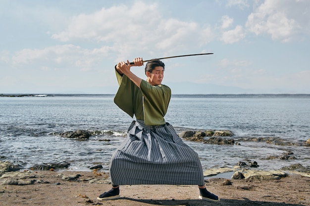 Samurai com espada na praia