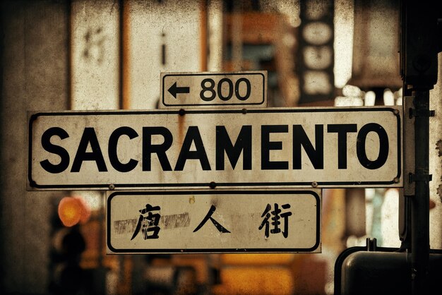 San Francisco, CA - 11 de maio: Vista de rua Chinatown em 11 de maio de 2014 em San Francisco. É a cidade grande mais densamente povoada da Califórnia e a segunda dos EUA.