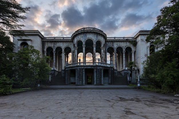 Sanatório abandonado histórico Medea em Tskaltubo, Geórgia, durante o pôr do sol