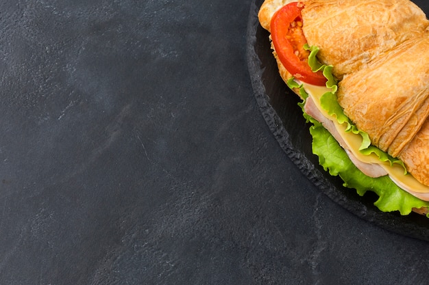 Foto grátis sanduíche caseiro com espaço de cópia