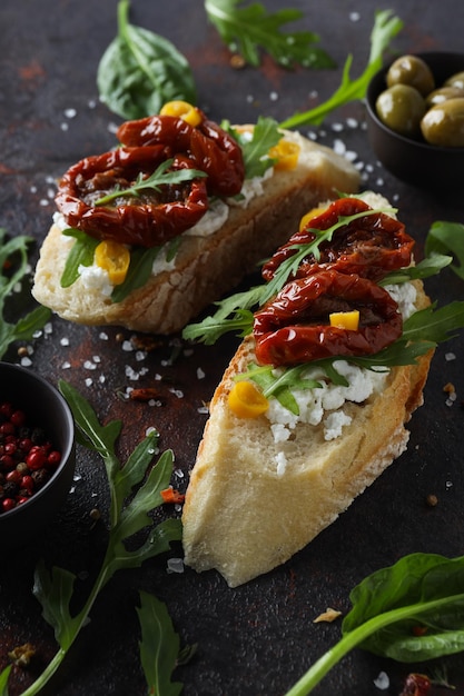 Foto grátis sanduíche com conceito de lanche saboroso de tomate seco