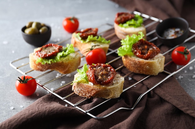 Sanduíche com conceito de lanche saboroso de tomate seco