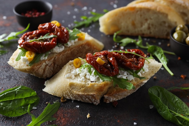 Foto grátis sanduíche com conceito de lanche saboroso de tomate seco
