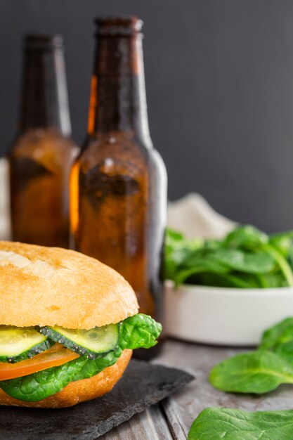 Foto grátis sanduíche com espinafre e garrafas