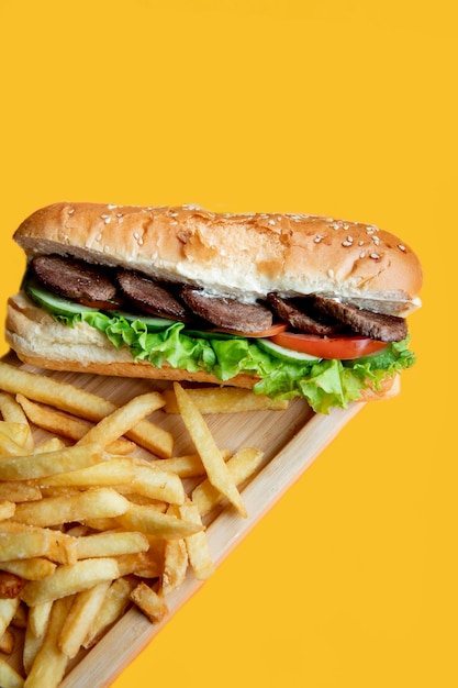 Sanduíche com fatias de carne e batatas fritas