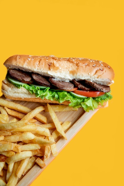 Foto grátis sanduíche com fatias de carne e batatas fritas