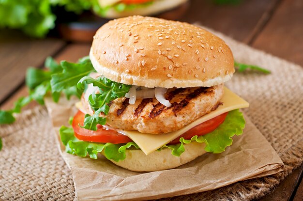 Sanduíche com hambúrguer de frango, tomate, queijo e alface