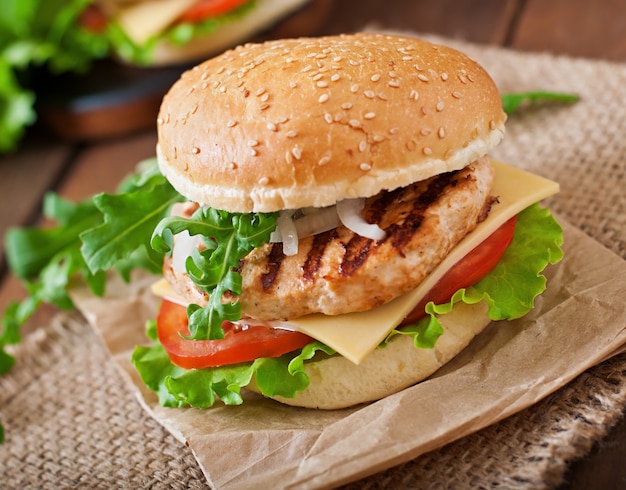 Sanduíche com hambúrguer de frango, tomate, queijo e alface