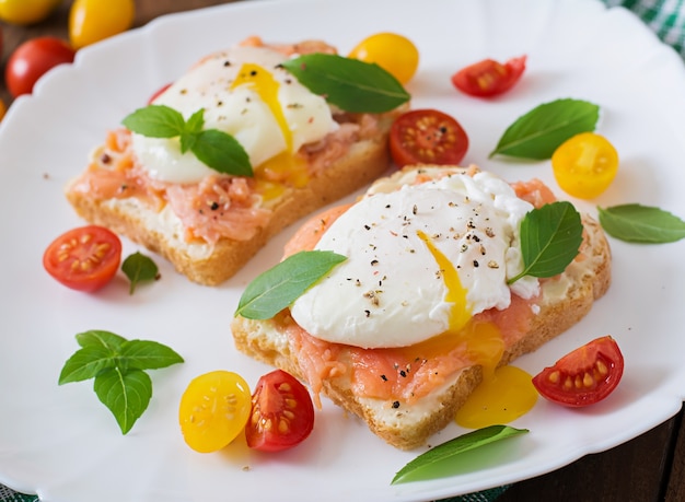 Sanduíche com ovos escalfados com salmão e cream cheese