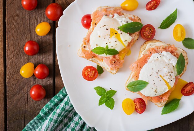 Sanduíche com ovos escalfados com salmão e cream cheese