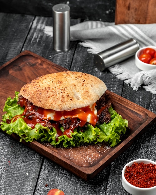 Sanduíche com pão de chiabatta na mesa