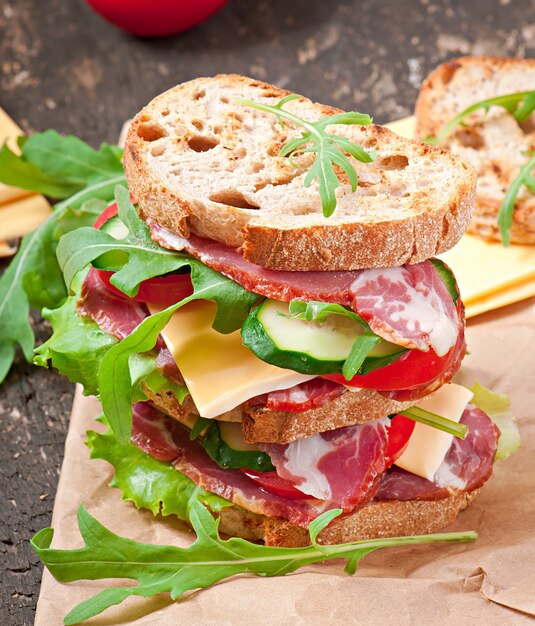 Sanduíche com presunto, queijo e legumes frescos