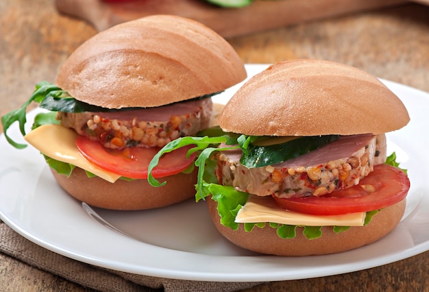 Sanduíche com presunto, queijo e legumes frescos