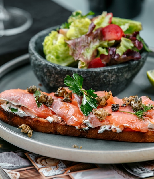 Foto grátis sanduíche com salmão e legumes