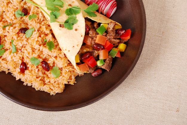 Sanduíche da carne do envoltório do burrito com arroz