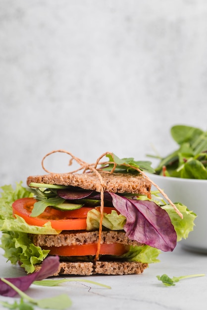 Foto grátis sanduíche de alto ângulo com legumes
