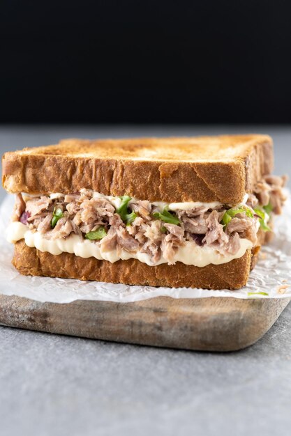 Foto grátis sanduíche de atum com maionese e legumes em fundo de pedra cinza