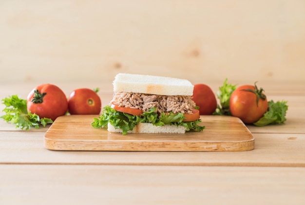 Foto grátis sanduíche de atum em madeira