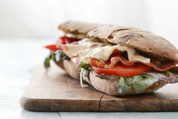 Sanduíche de bacon, tomate e queijo